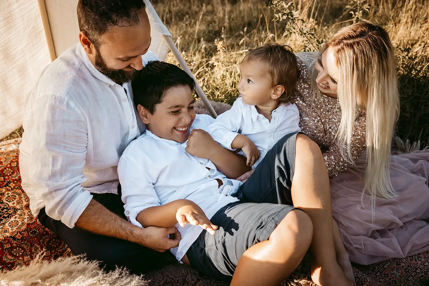 07-familienfotoshooting-familie-auf-decke
