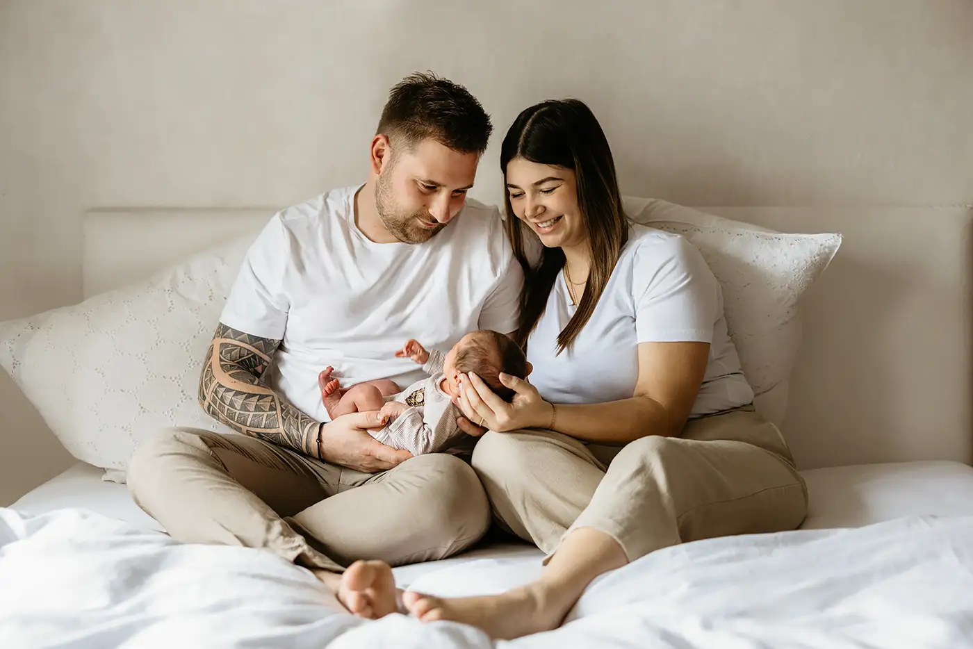 10-familienfoto-mit-neugeborenem-auf-bett