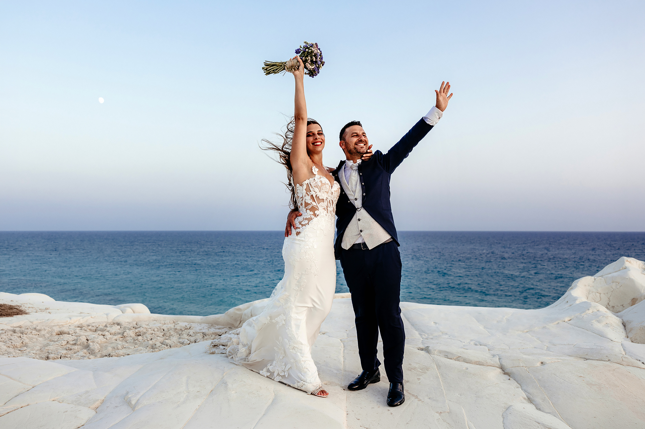 hochzeit-angela-antonio-sizilien-brautpaar-meer